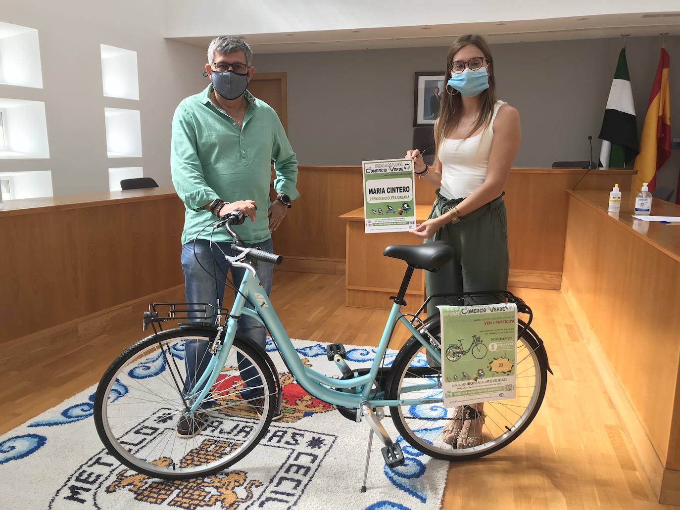 Antonio Díaz hace entrega de la bicicleta urbana a su ganadora, María Cintero 