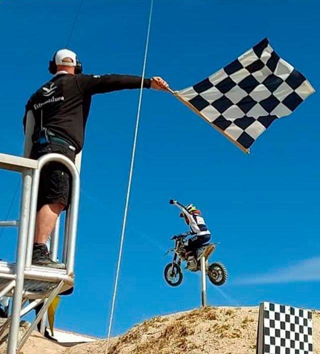 Samuel Tapia cruza la meta y consigue la victoria 