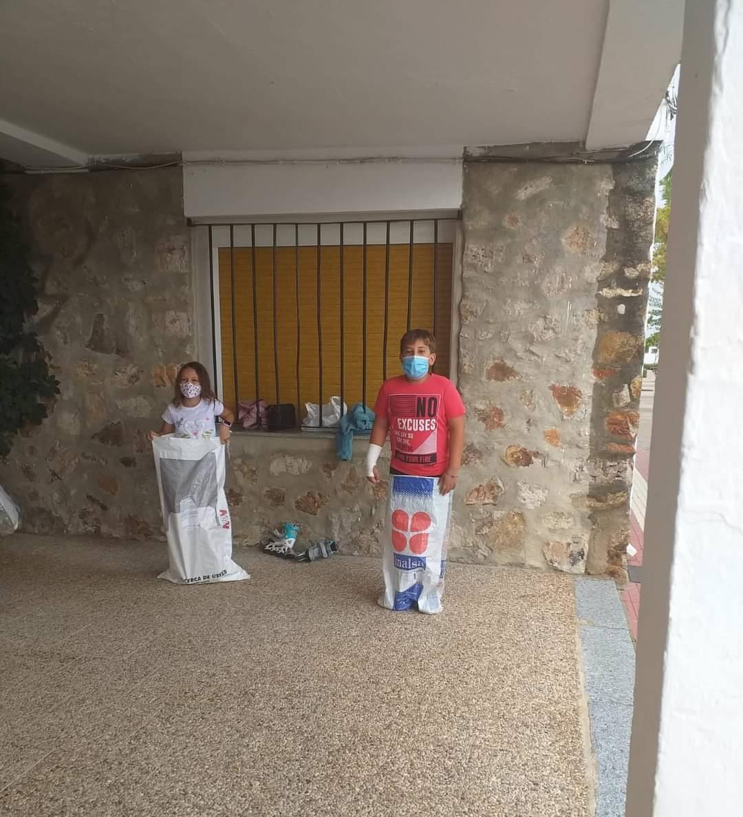 Gymkanas, juegos tradicionales, concursos de lanzamiento de anillas para pequeños y mayores, torneo de petanca y el concierto de Aurelio Gallardo han hecho que los alonseños disfruten de sus fiestas patronales de una forma diferente. 