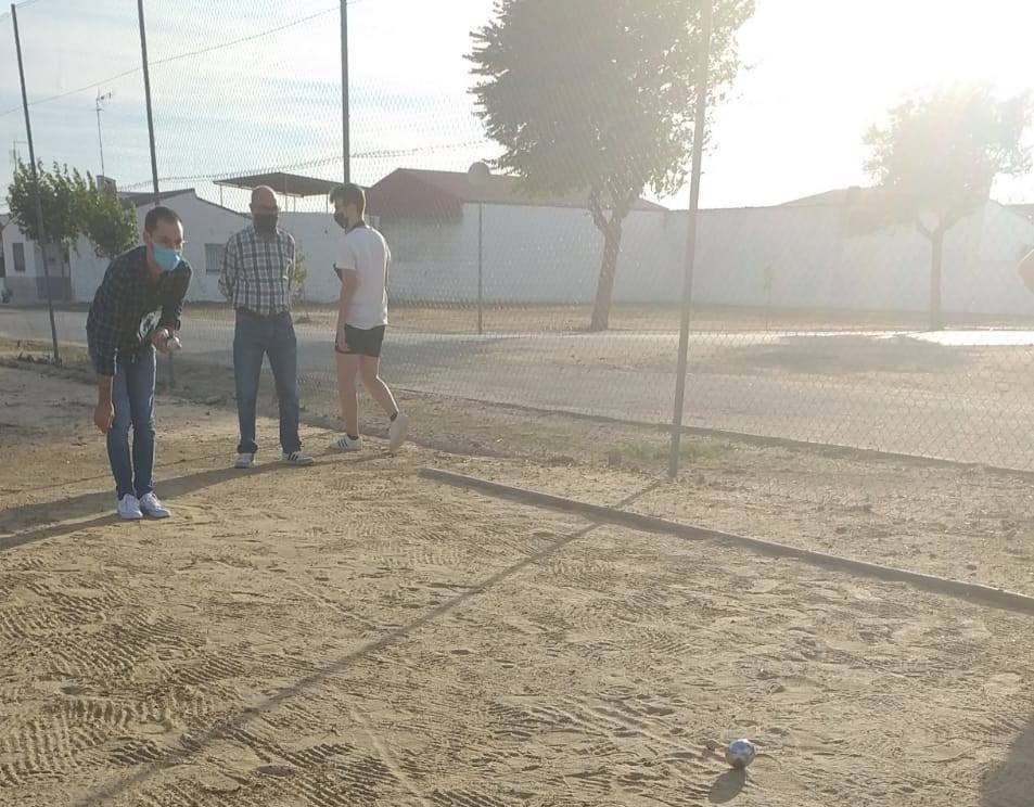 Gymkanas, juegos tradicionales, concursos de lanzamiento de anillas para pequeños y mayores, torneo de petanca y el concierto de Aurelio Gallardo han hecho que los alonseños disfruten de sus fiestas patronales de una forma diferente. 