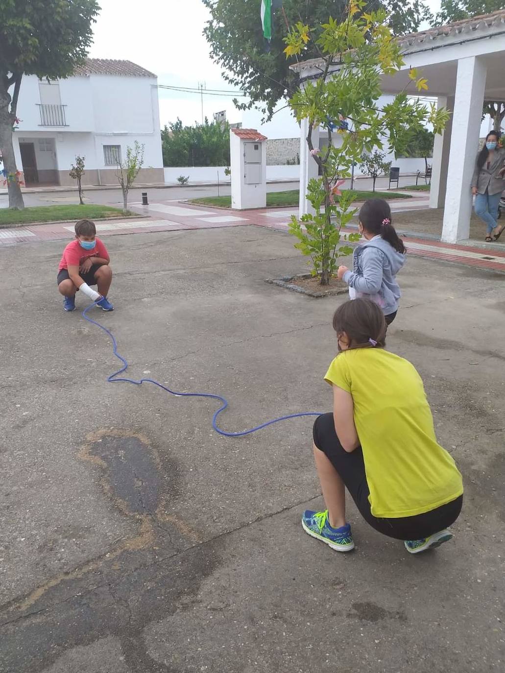 Gymkanas, juegos tradicionales, concursos de lanzamiento de anillas para pequeños y mayores, torneo de petanca y el concierto de Aurelio Gallardo han hecho que los alonseños disfruten de sus fiestas patronales de una forma diferente. 