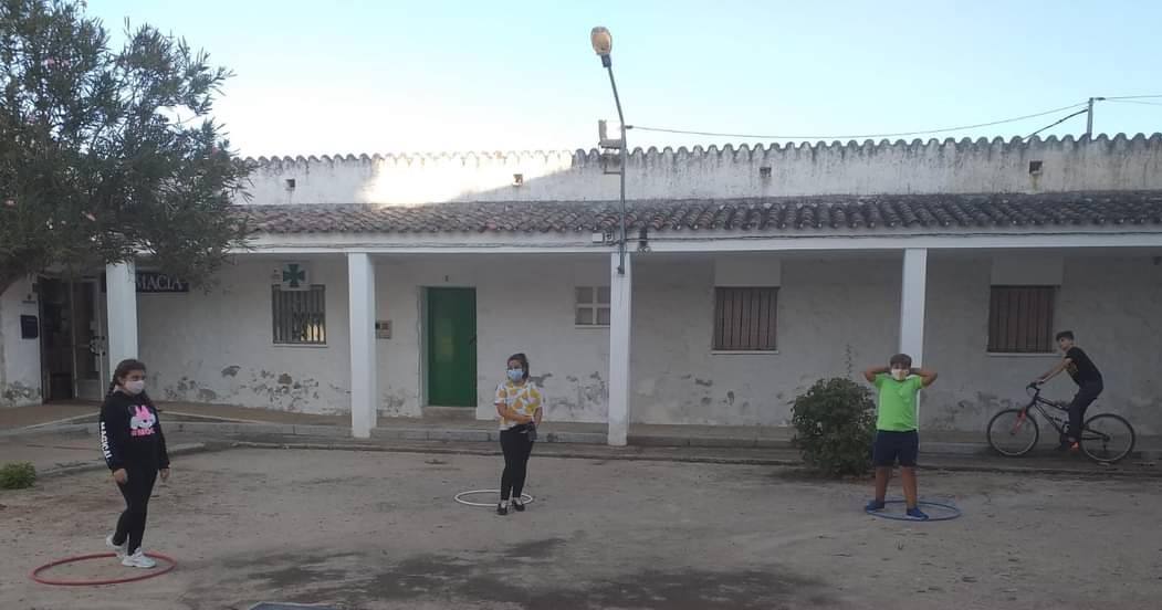 Gymkanas, juegos tradicionales, concursos de lanzamiento de anillas para pequeños y mayores, torneo de petanca y el concierto de Aurelio Gallardo han hecho que los alonseños disfruten de sus fiestas patronales de una forma diferente. 