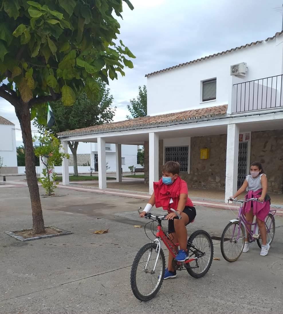 Gymkanas, juegos tradicionales, concursos de lanzamiento de anillas para pequeños y mayores, torneo de petanca y el concierto de Aurelio Gallardo han hecho que los alonseños disfruten de sus fiestas patronales de una forma diferente. 