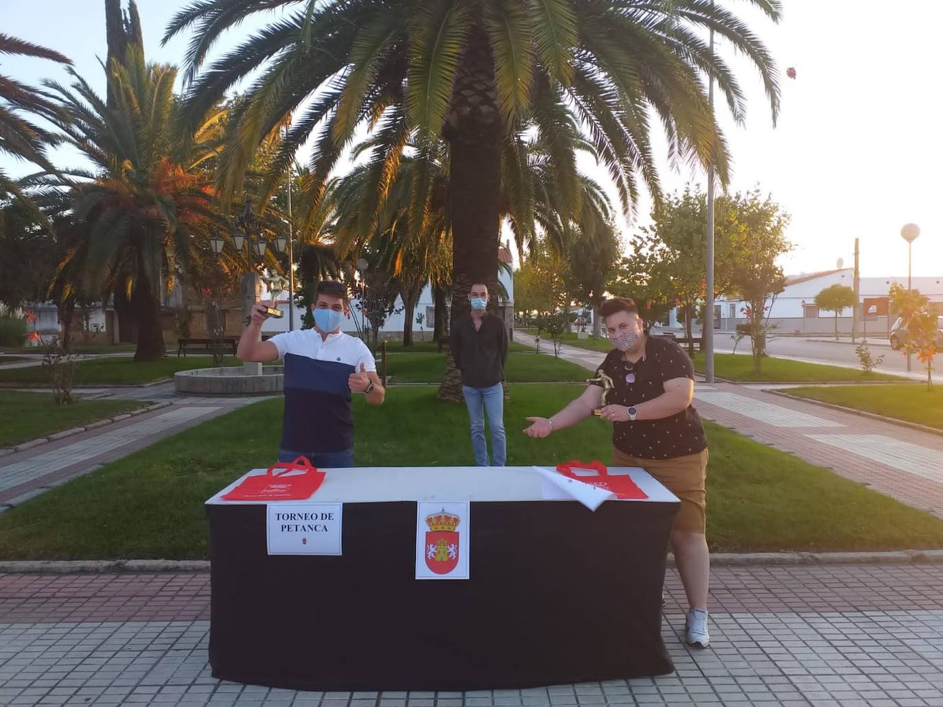 Gymkanas, juegos tradicionales, concursos de lanzamiento de anillas para pequeños y mayores, torneo de petanca y el concierto de Aurelio Gallardo han hecho que los alonseños disfruten de sus fiestas patronales de una forma diferente. 