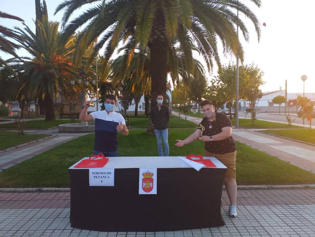 Gymkanas, juegos tradicionales, concursos de lanzamiento de anillas para pequeños y mayores, torneo de petanca y el concierto de Aurelio Gallardo han hecho que los alonseños disfruten de sus fiestas patronales de una forma diferente. 