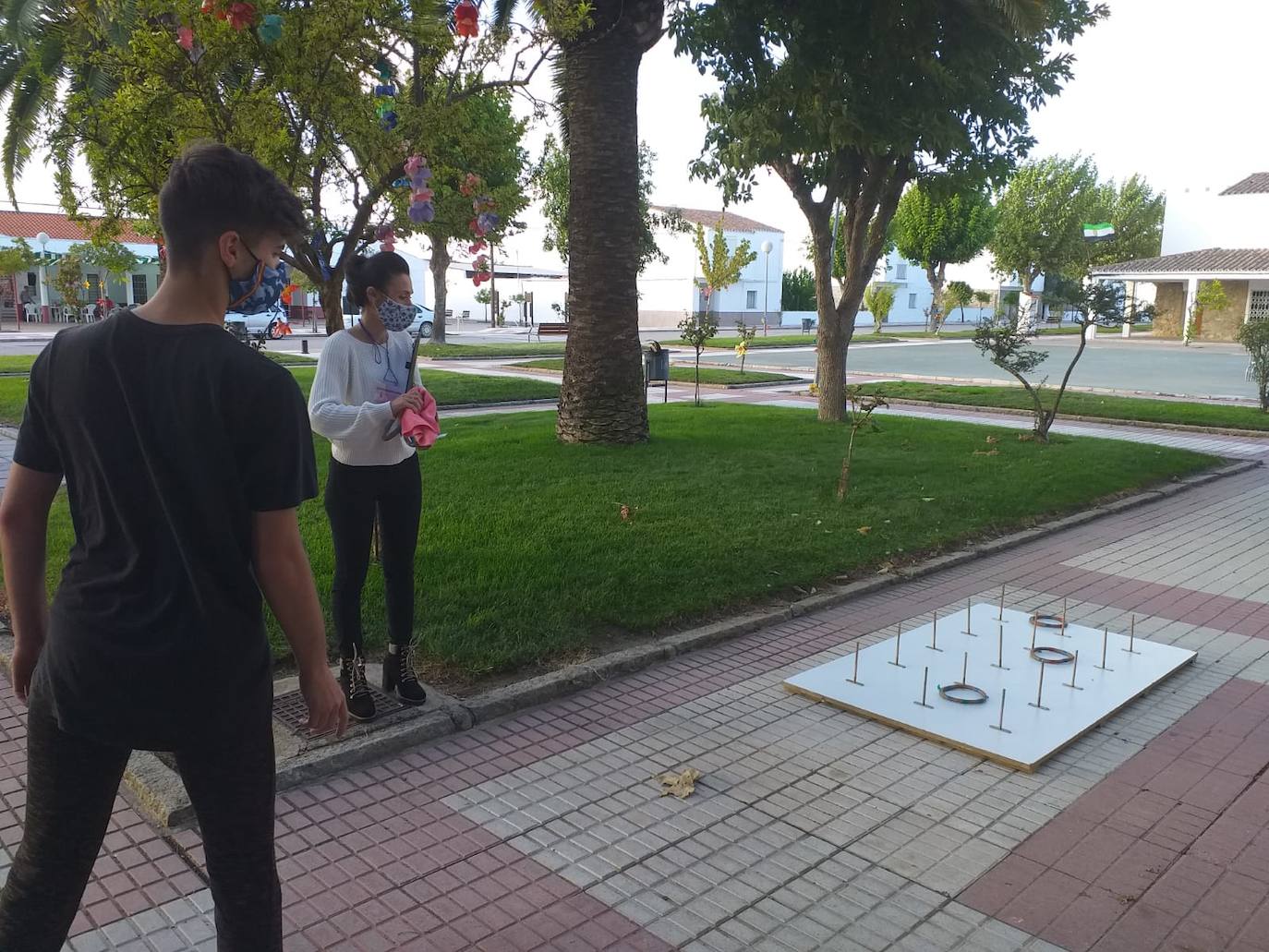 Gymkanas, juegos tradicionales, concursos de lanzamiento de anillas para pequeños y mayores, torneo de petanca y el concierto de Aurelio Gallardo han hecho que los alonseños disfruten de sus fiestas patronales de una forma diferente. 