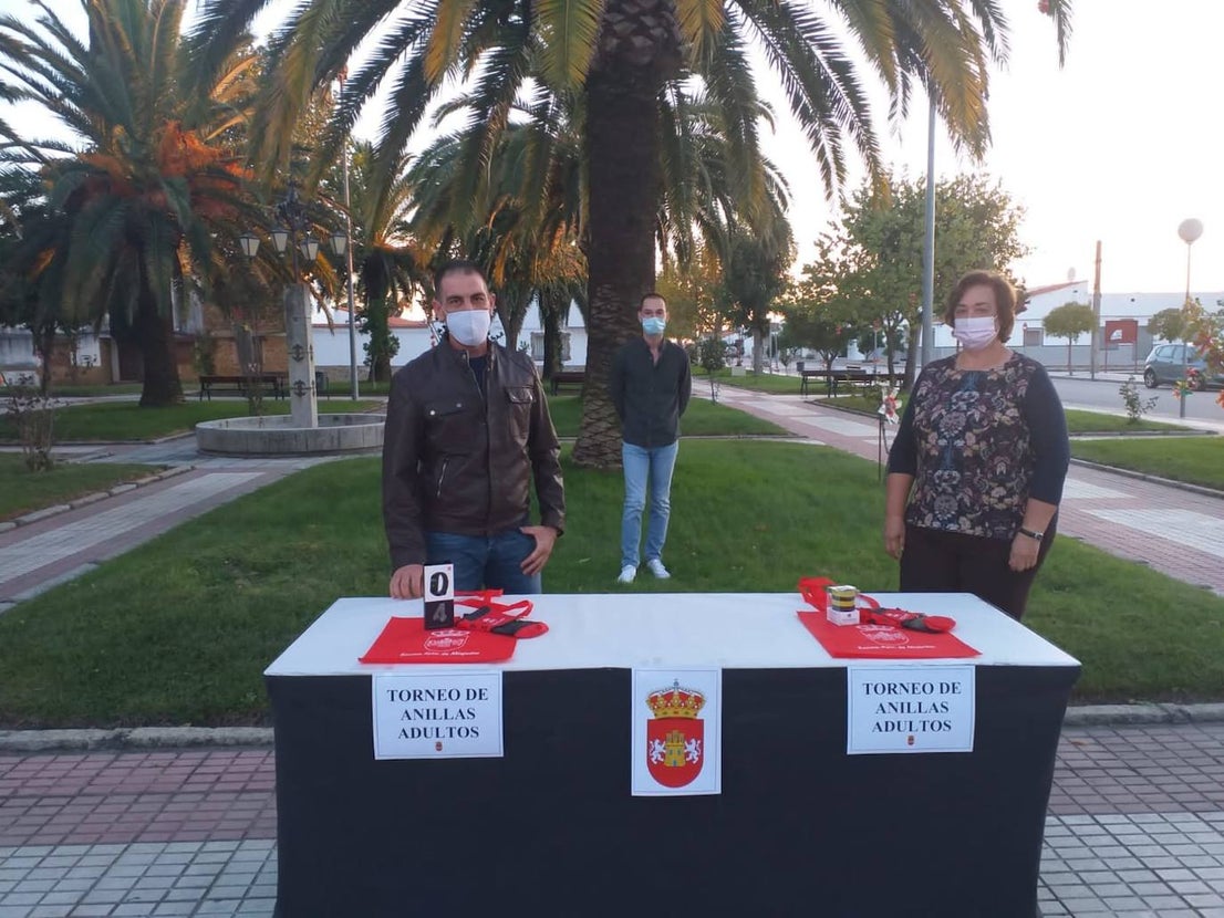 Gymkanas, juegos tradicionales, concursos de lanzamiento de anillas para pequeños y mayores, torneo de petanca y el concierto de Aurelio Gallardo han hecho que los alonseños disfruten de sus fiestas patronales de una forma diferente. 
