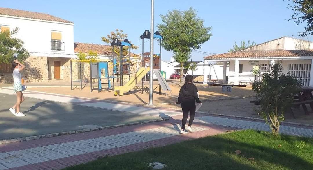 Gymkanas, juegos tradicionales, concursos de lanzamiento de anillas para pequeños y mayores, torneo de petanca y el concierto de Aurelio Gallardo han hecho que los alonseños disfruten de sus fiestas patronales de una forma diferente. 