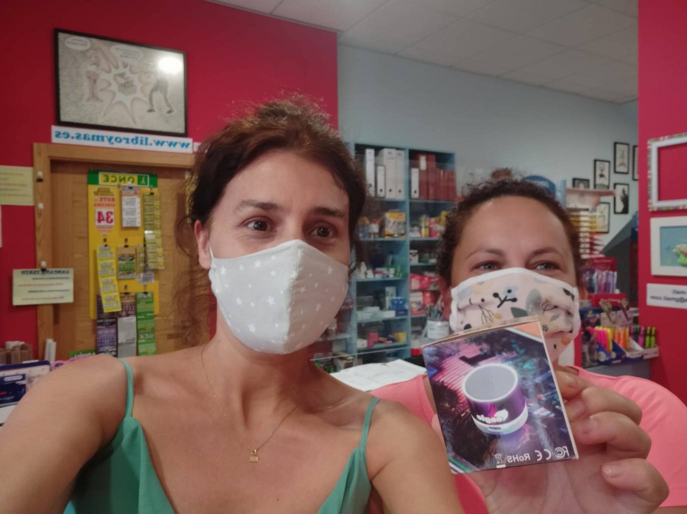 La campaña comercial 'Miajadas de vuelta al cole', celebrada del 1 al 30 de septiembre, ha regalado a los miajadeños 150 mochilas, 25 altavoces bluetooth, 10 kits escolares, un patín eléctrico Hoverboard, una tablet Samsung y, sobre todo, muchas sonrisas. El objetivo de la iniciativa, impulsada por la Concejalía de Comercio y Agencia de Empleo y Desarrollo Local del Ayuntamiento de Miajadas en colaboración con ACOMIC, ha sido motivar e incentivar a las familias a adquirir en la localidad todo lo que necesitan para la incorporación de sus hijos a las clases, al tiempo que promocionan el pequeño comercio. 