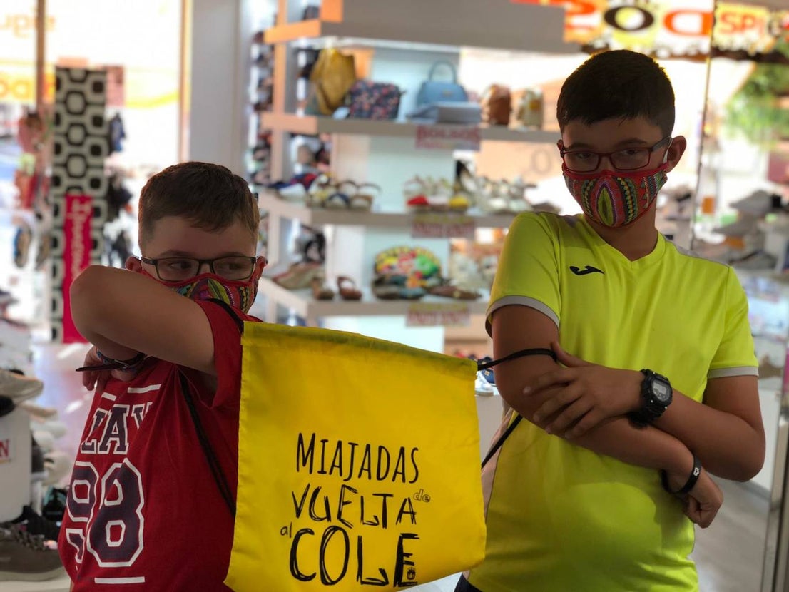 La campaña comercial 'Miajadas de vuelta al cole', celebrada del 1 al 30 de septiembre, ha regalado a los miajadeños 150 mochilas, 25 altavoces bluetooth, 10 kits escolares, un patín eléctrico Hoverboard, una tablet Samsung y, sobre todo, muchas sonrisas. El objetivo de la iniciativa, impulsada por la Concejalía de Comercio y Agencia de Empleo y Desarrollo Local del Ayuntamiento de Miajadas en colaboración con ACOMIC, ha sido motivar e incentivar a las familias a adquirir en la localidad todo lo que necesitan para la incorporación de sus hijos a las clases, al tiempo que promocionan el pequeño comercio. 