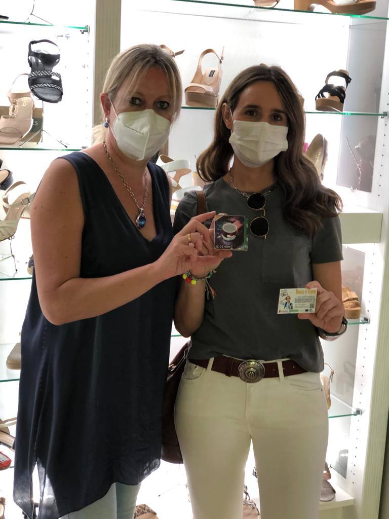 La campaña comercial 'Miajadas de vuelta al cole', celebrada del 1 al 30 de septiembre, ha regalado a los miajadeños 150 mochilas, 25 altavoces bluetooth, 10 kits escolares, un patín eléctrico Hoverboard, una tablet Samsung y, sobre todo, muchas sonrisas. El objetivo de la iniciativa, impulsada por la Concejalía de Comercio y Agencia de Empleo y Desarrollo Local del Ayuntamiento de Miajadas en colaboración con ACOMIC, ha sido motivar e incentivar a las familias a adquirir en la localidad todo lo que necesitan para la incorporación de sus hijos a las clases, al tiempo que promocionan el pequeño comercio. 