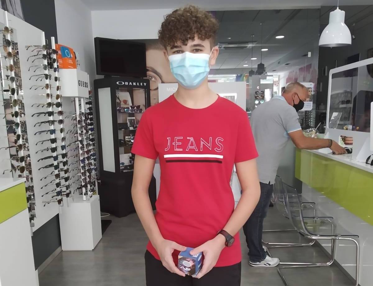 La campaña comercial 'Miajadas de vuelta al cole', celebrada del 1 al 30 de septiembre, ha regalado a los miajadeños 150 mochilas, 25 altavoces bluetooth, 10 kits escolares, un patín eléctrico Hoverboard, una tablet Samsung y, sobre todo, muchas sonrisas. El objetivo de la iniciativa, impulsada por la Concejalía de Comercio y Agencia de Empleo y Desarrollo Local del Ayuntamiento de Miajadas en colaboración con ACOMIC, ha sido motivar e incentivar a las familias a adquirir en la localidad todo lo que necesitan para la incorporación de sus hijos a las clases, al tiempo que promocionan el pequeño comercio. 