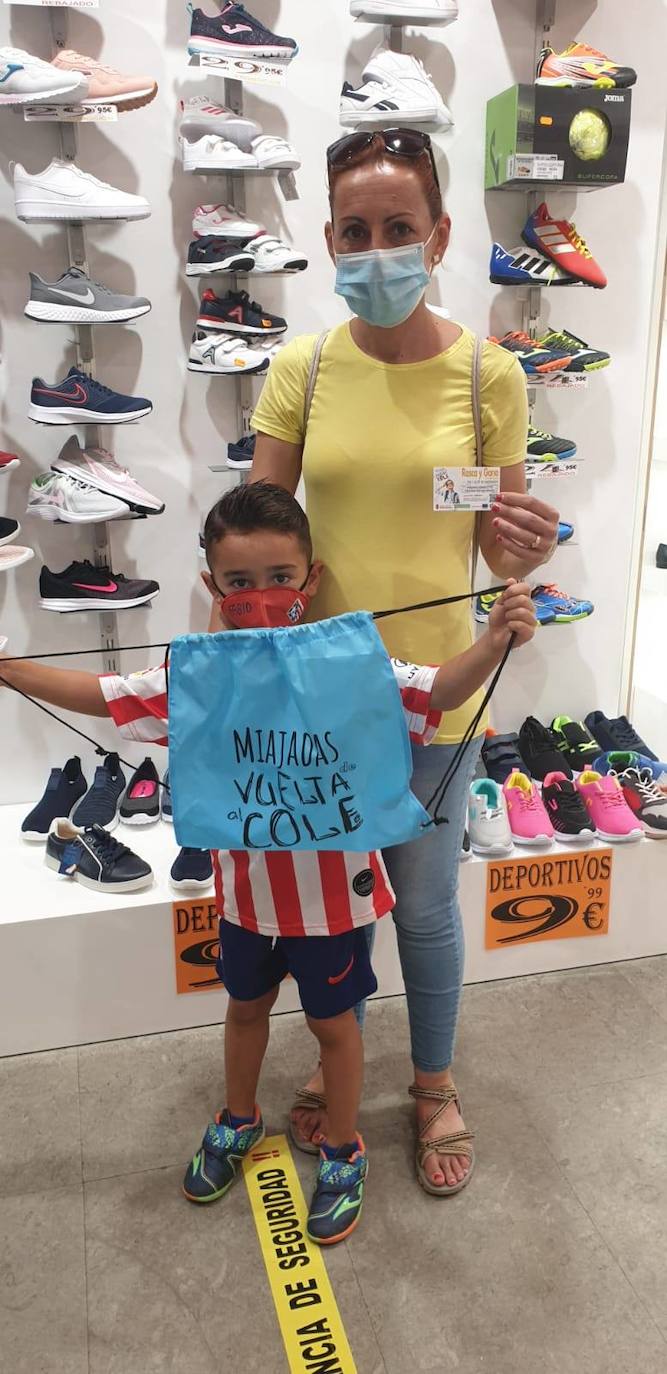 La campaña comercial 'Miajadas de vuelta al cole', celebrada del 1 al 30 de septiembre, ha regalado a los miajadeños 150 mochilas, 25 altavoces bluetooth, 10 kits escolares, un patín eléctrico Hoverboard, una tablet Samsung y, sobre todo, muchas sonrisas. El objetivo de la iniciativa, impulsada por la Concejalía de Comercio y Agencia de Empleo y Desarrollo Local del Ayuntamiento de Miajadas en colaboración con ACOMIC, ha sido motivar e incentivar a las familias a adquirir en la localidad todo lo que necesitan para la incorporación de sus hijos a las clases, al tiempo que promocionan el pequeño comercio. 
