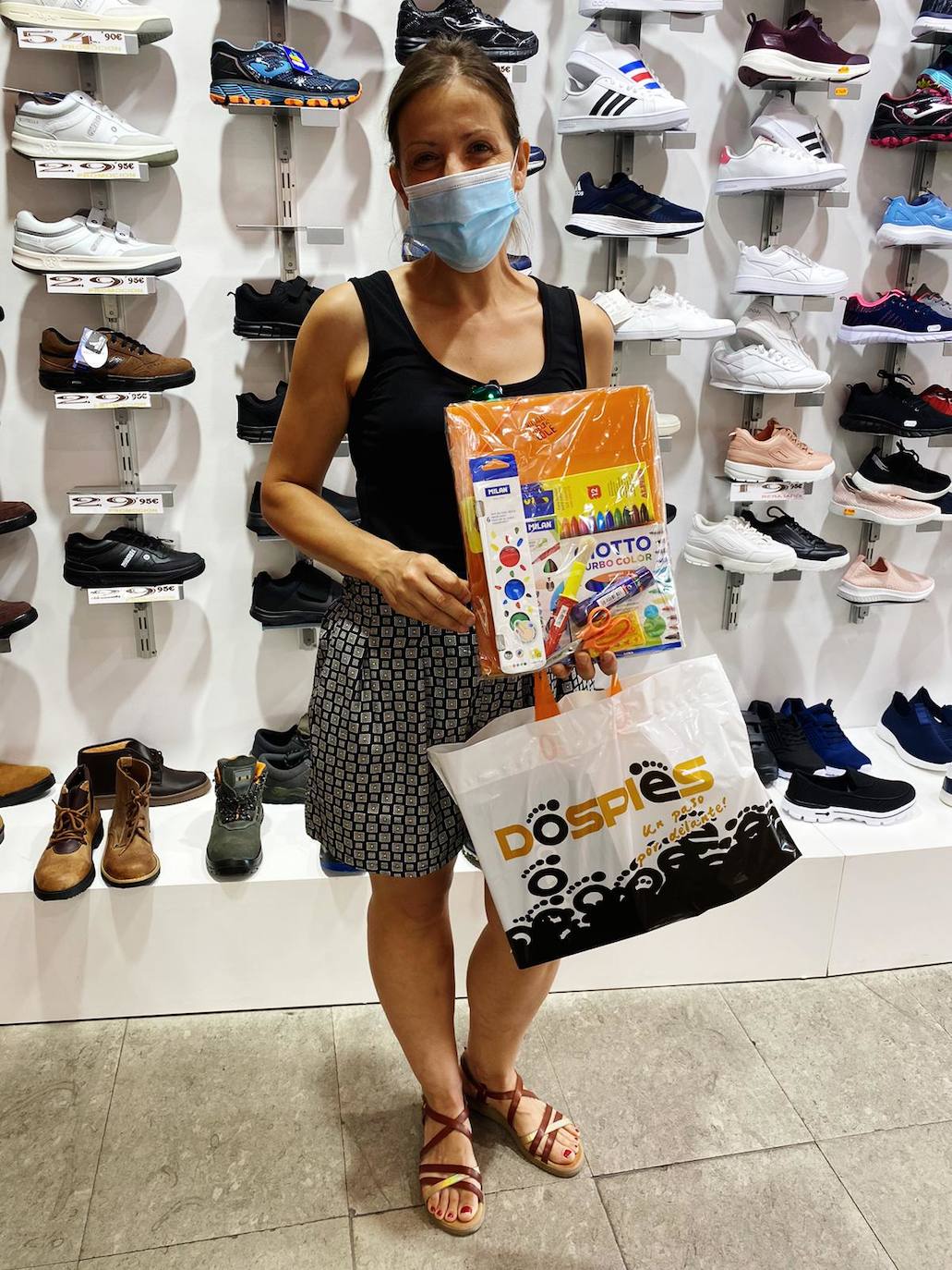 La campaña comercial 'Miajadas de vuelta al cole', celebrada del 1 al 30 de septiembre, ha regalado a los miajadeños 150 mochilas, 25 altavoces bluetooth, 10 kits escolares, un patín eléctrico Hoverboard, una tablet Samsung y, sobre todo, muchas sonrisas. El objetivo de la iniciativa, impulsada por la Concejalía de Comercio y Agencia de Empleo y Desarrollo Local del Ayuntamiento de Miajadas en colaboración con ACOMIC, ha sido motivar e incentivar a las familias a adquirir en la localidad todo lo que necesitan para la incorporación de sus hijos a las clases, al tiempo que promocionan el pequeño comercio. 