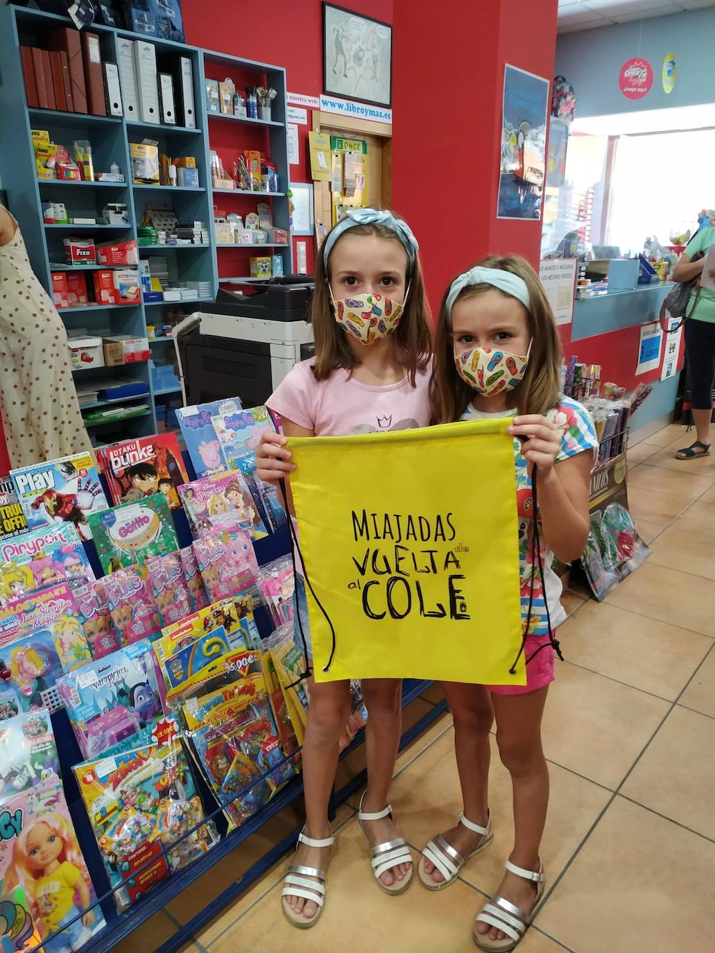 La campaña comercial 'Miajadas de vuelta al cole', celebrada del 1 al 30 de septiembre, ha regalado a los miajadeños 150 mochilas, 25 altavoces bluetooth, 10 kits escolares, un patín eléctrico Hoverboard, una tablet Samsung y, sobre todo, muchas sonrisas. El objetivo de la iniciativa, impulsada por la Concejalía de Comercio y Agencia de Empleo y Desarrollo Local del Ayuntamiento de Miajadas en colaboración con ACOMIC, ha sido motivar e incentivar a las familias a adquirir en la localidad todo lo que necesitan para la incorporación de sus hijos a las clases, al tiempo que promocionan el pequeño comercio. 