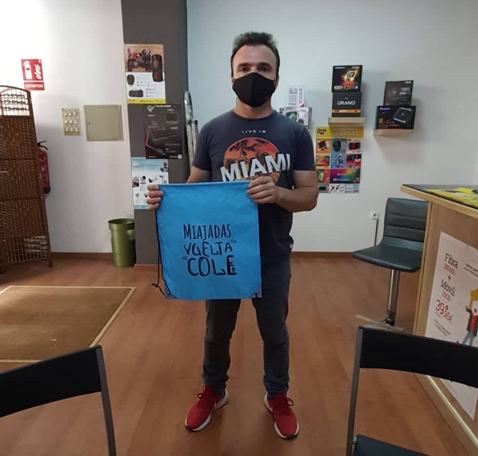 La campaña comercial 'Miajadas de vuelta al cole', celebrada del 1 al 30 de septiembre, ha regalado a los miajadeños 150 mochilas, 25 altavoces bluetooth, 10 kits escolares, un patín eléctrico Hoverboard, una tablet Samsung y, sobre todo, muchas sonrisas. El objetivo de la iniciativa, impulsada por la Concejalía de Comercio y Agencia de Empleo y Desarrollo Local del Ayuntamiento de Miajadas en colaboración con ACOMIC, ha sido motivar e incentivar a las familias a adquirir en la localidad todo lo que necesitan para la incorporación de sus hijos a las clases, al tiempo que promocionan el pequeño comercio. 