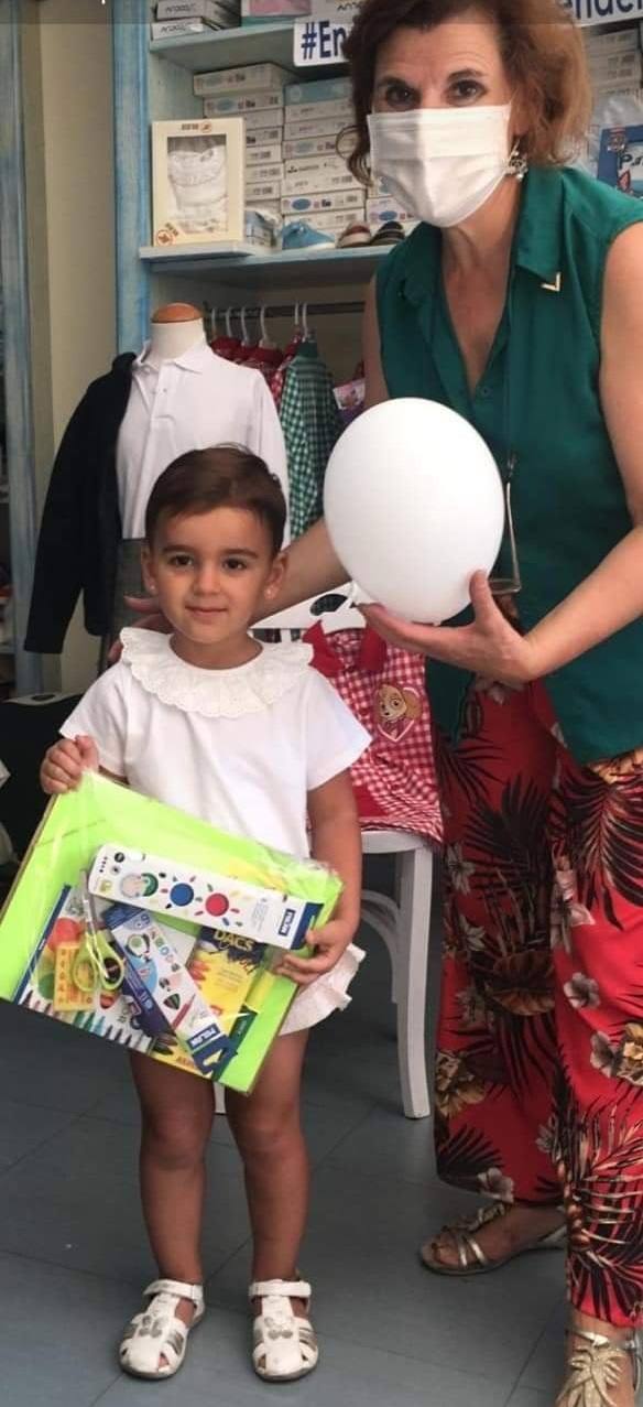 La campaña comercial 'Miajadas de vuelta al cole', celebrada del 1 al 30 de septiembre, ha regalado a los miajadeños 150 mochilas, 25 altavoces bluetooth, 10 kits escolares, un patín eléctrico Hoverboard, una tablet Samsung y, sobre todo, muchas sonrisas. El objetivo de la iniciativa, impulsada por la Concejalía de Comercio y Agencia de Empleo y Desarrollo Local del Ayuntamiento de Miajadas en colaboración con ACOMIC, ha sido motivar e incentivar a las familias a adquirir en la localidad todo lo que necesitan para la incorporación de sus hijos a las clases, al tiempo que promocionan el pequeño comercio. 