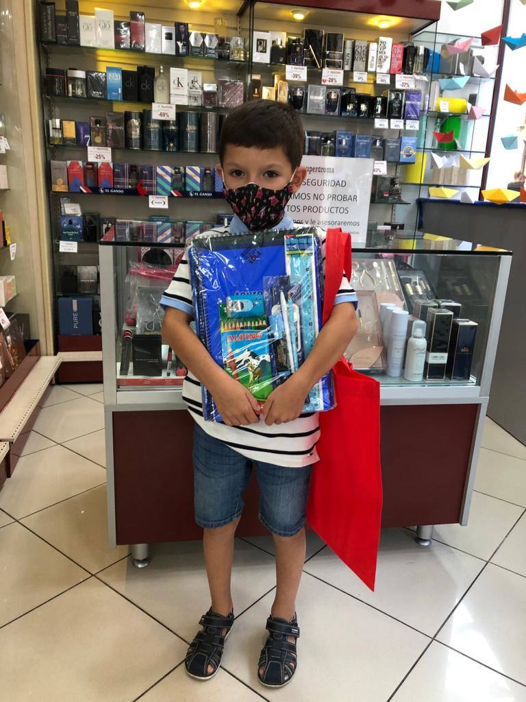 La campaña comercial 'Miajadas de vuelta al cole', celebrada del 1 al 30 de septiembre, ha regalado a los miajadeños 150 mochilas, 25 altavoces bluetooth, 10 kits escolares, un patín eléctrico Hoverboard, una tablet Samsung y, sobre todo, muchas sonrisas. El objetivo de la iniciativa, impulsada por la Concejalía de Comercio y Agencia de Empleo y Desarrollo Local del Ayuntamiento de Miajadas en colaboración con ACOMIC, ha sido motivar e incentivar a las familias a adquirir en la localidad todo lo que necesitan para la incorporación de sus hijos a las clases, al tiempo que promocionan el pequeño comercio. 