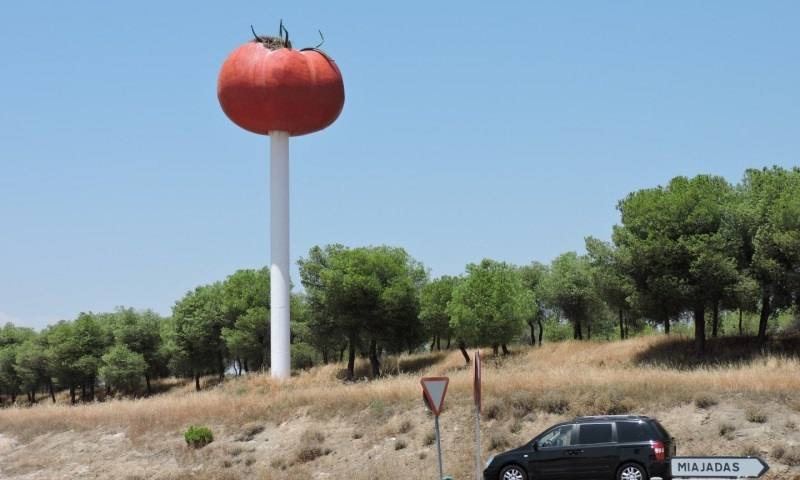 Escultura del tomate situada a las afueras de Miajadas 