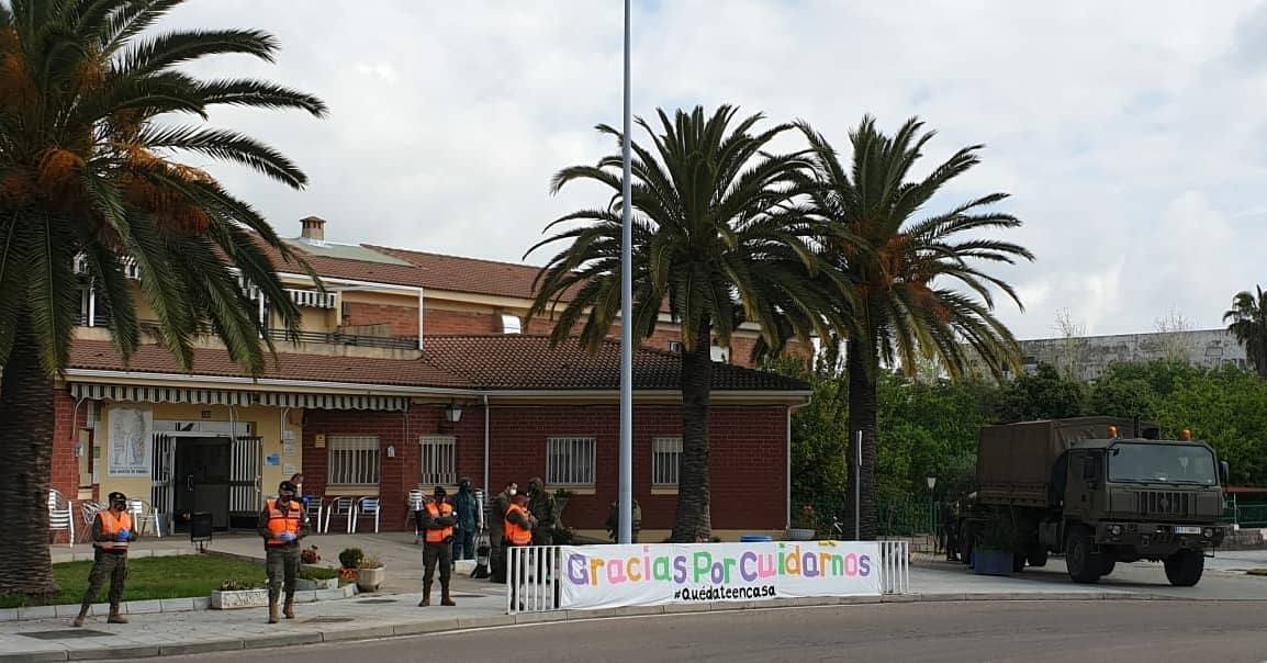 La Unidad Militar de Emergencia en la desinfección de una de las residencias de mayores de Miajadas 
