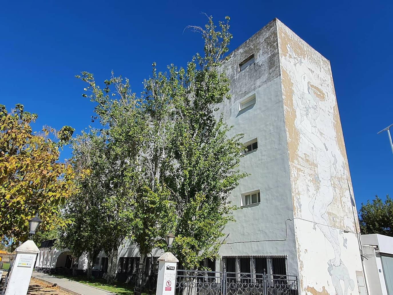 El edificio está situado en la avenida García Siñeriz 