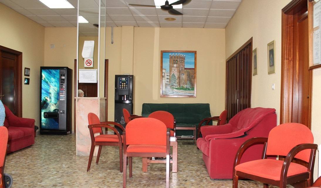 La mampara separará la sala de visitas, donde estarán los mayores, del hall, donde estarán los familiares 