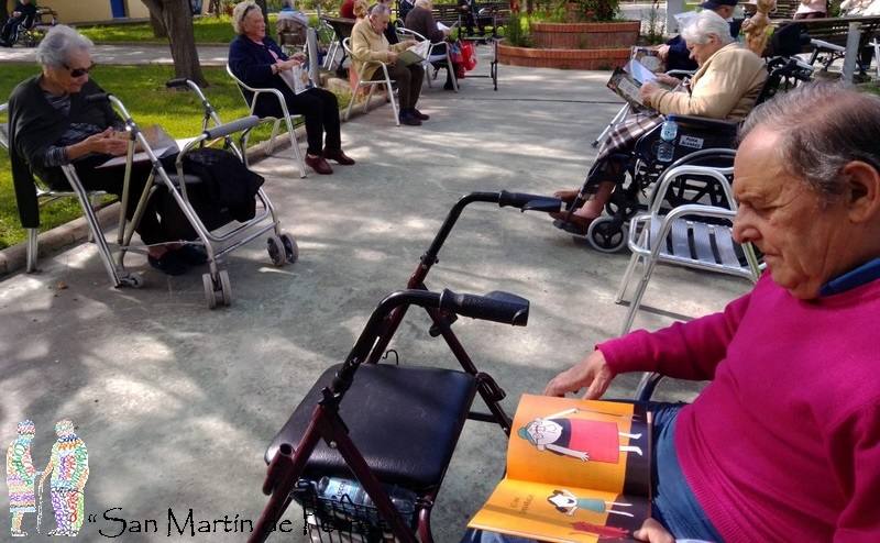 Los mayores disfrutaron de un rato de lectura en el Día del libro 