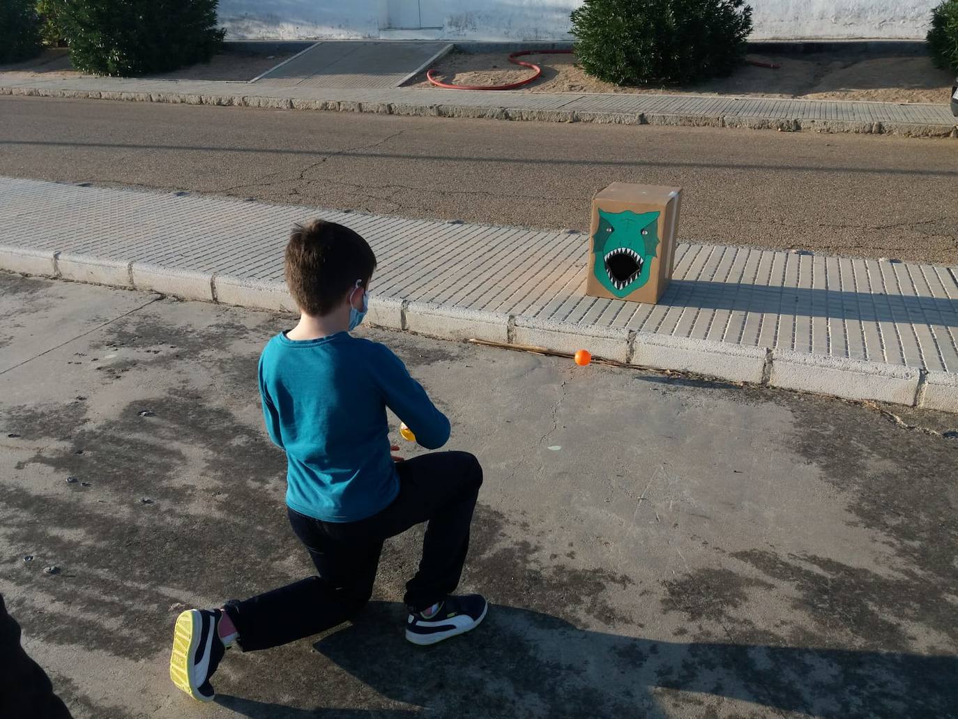 Casar de Miajadas ha celebrado su 'Octubre Cultural' con la intención de hacer llegar actividades variadas a sus vecinos e impulsar la cultura segura como alternativa de ocio. A lo largo de todo el mes los pequeños participaron en una tarde de gymkana infantil, también pudieron disfrutar del juego 'Los tapones locos' y un torneo de pádel con premios. Asimismo, los pequeños casareños participaron en una tarde de juegos populares, donde practicaron juegos tradicionales inventados mucho antes de su nacimiento. Además, enmarcado en este mes particular, la localidad acogió el concierto del extremeño Aurelio Gallardo. 