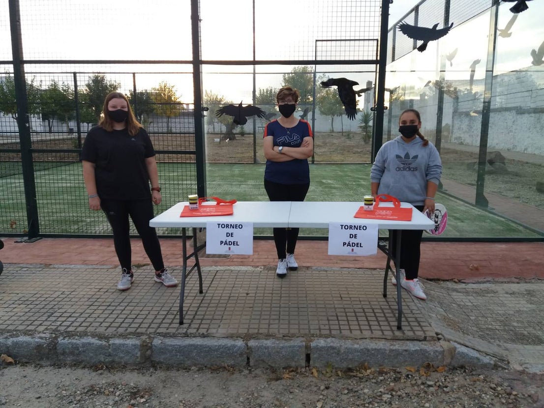 Casar de Miajadas ha celebrado su 'Octubre Cultural' con la intención de hacer llegar actividades variadas a sus vecinos e impulsar la cultura segura como alternativa de ocio. A lo largo de todo el mes los pequeños participaron en una tarde de gymkana infantil, también pudieron disfrutar del juego 'Los tapones locos' y un torneo de pádel con premios. Asimismo, los pequeños casareños participaron en una tarde de juegos populares, donde practicaron juegos tradicionales inventados mucho antes de su nacimiento. Además, enmarcado en este mes particular, la localidad acogió el concierto del extremeño Aurelio Gallardo. 
