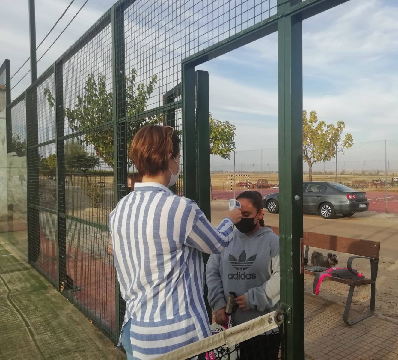 Casar de Miajadas ha celebrado su 'Octubre Cultural' con la intención de hacer llegar actividades variadas a sus vecinos e impulsar la cultura segura como alternativa de ocio. A lo largo de todo el mes los pequeños participaron en una tarde de gymkana infantil, también pudieron disfrutar del juego 'Los tapones locos' y un torneo de pádel con premios. Asimismo, los pequeños casareños participaron en una tarde de juegos populares, donde practicaron juegos tradicionales inventados mucho antes de su nacimiento. Además, enmarcado en este mes particular, la localidad acogió el concierto del extremeño Aurelio Gallardo. 