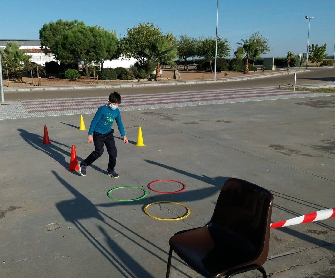Casar de Miajadas ha celebrado su 'Octubre Cultural' con la intención de hacer llegar actividades variadas a sus vecinos e impulsar la cultura segura como alternativa de ocio. A lo largo de todo el mes los pequeños participaron en una tarde de gymkana infantil, también pudieron disfrutar del juego 'Los tapones locos' y un torneo de pádel con premios. Asimismo, los pequeños casareños participaron en una tarde de juegos populares, donde practicaron juegos tradicionales inventados mucho antes de su nacimiento. Además, enmarcado en este mes particular, la localidad acogió el concierto del extremeño Aurelio Gallardo. 