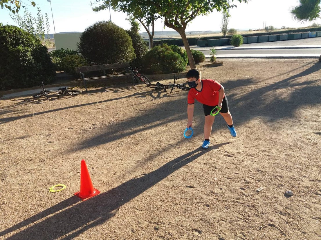 Casar de Miajadas ha celebrado su 'Octubre Cultural' con la intención de hacer llegar actividades variadas a sus vecinos e impulsar la cultura segura como alternativa de ocio. A lo largo de todo el mes los pequeños participaron en una tarde de gymkana infantil, también pudieron disfrutar del juego 'Los tapones locos' y un torneo de pádel con premios. Asimismo, los pequeños casareños participaron en una tarde de juegos populares, donde practicaron juegos tradicionales inventados mucho antes de su nacimiento. Además, enmarcado en este mes particular, la localidad acogió el concierto del extremeño Aurelio Gallardo. 