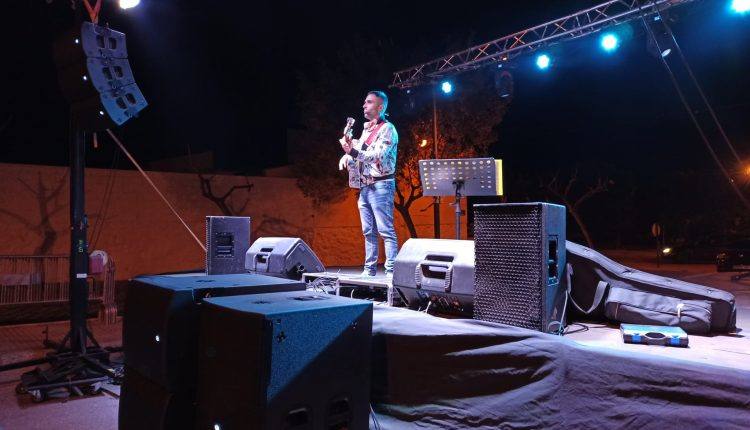 Casar de Miajadas ha celebrado su 'Octubre Cultural' con la intención de hacer llegar actividades variadas a sus vecinos e impulsar la cultura segura como alternativa de ocio. A lo largo de todo el mes los pequeños participaron en una tarde de gymkana infantil, también pudieron disfrutar del juego 'Los tapones locos' y un torneo de pádel con premios. Asimismo, los pequeños casareños participaron en una tarde de juegos populares, donde practicaron juegos tradicionales inventados mucho antes de su nacimiento. Además, enmarcado en este mes particular, la localidad acogió el concierto del extremeño Aurelio Gallardo. 