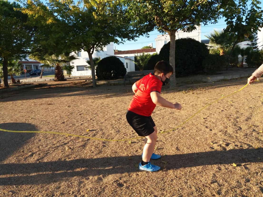 Casar de Miajadas ha celebrado su 'Octubre Cultural' con la intención de hacer llegar actividades variadas a sus vecinos e impulsar la cultura segura como alternativa de ocio. A lo largo de todo el mes los pequeños participaron en una tarde de gymkana infantil, también pudieron disfrutar del juego 'Los tapones locos' y un torneo de pádel con premios. Asimismo, los pequeños casareños participaron en una tarde de juegos populares, donde practicaron juegos tradicionales inventados mucho antes de su nacimiento. Además, enmarcado en este mes particular, la localidad acogió el concierto del extremeño Aurelio Gallardo. 