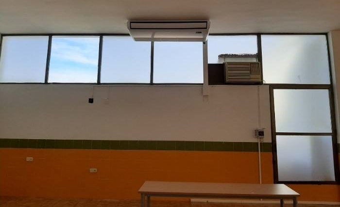 Vinilos instalados en las ventanas 