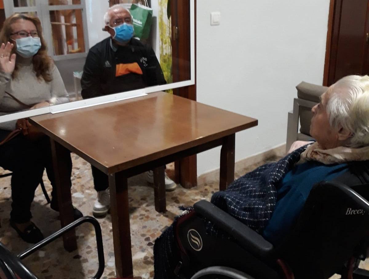 Los residentes de Novoger vuelven a ver de cerca a sus familiares