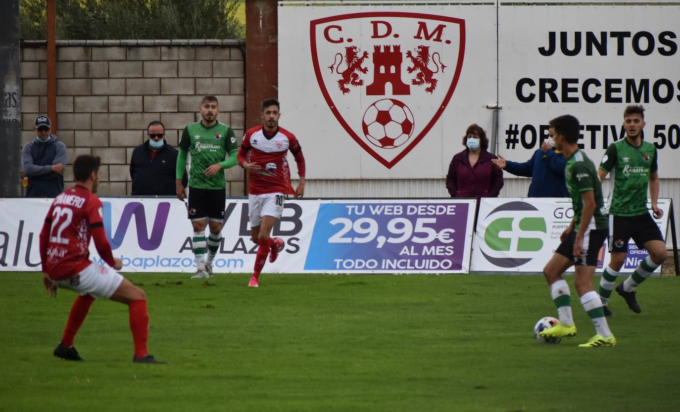 El encuentro entre el Miajadas y el Cacereño se saldó con una repartición de puntos como resultado de un 1-1 en el que los locales plantaron cara a uno de los huesos más duros de la competición. 