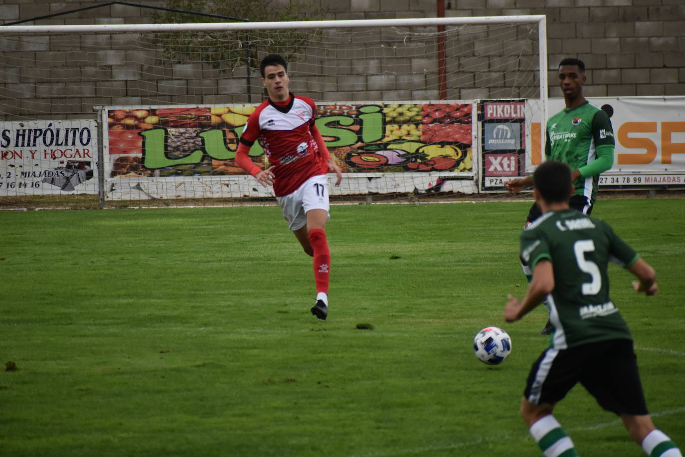 El encuentro entre el Miajadas y el Cacereño se saldó con una repartición de puntos como resultado de un 1-1 en el que los locales plantaron cara a uno de los huesos más duros de la competición. 