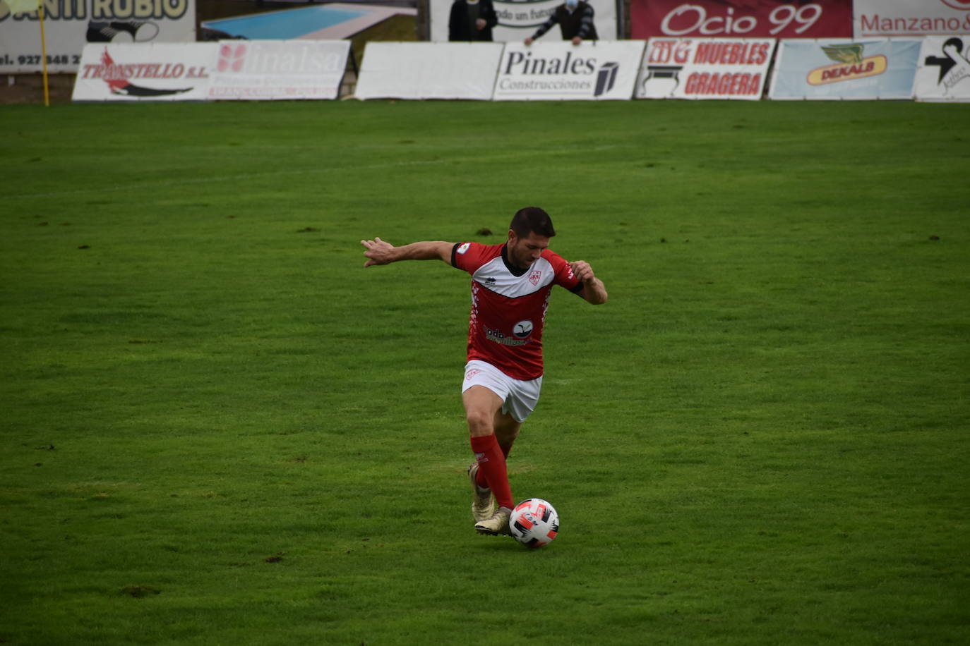 El encuentro entre el Miajadas y el Cacereño se saldó con una repartición de puntos como resultado de un 1-1 en el que los locales plantaron cara a uno de los huesos más duros de la competición. 