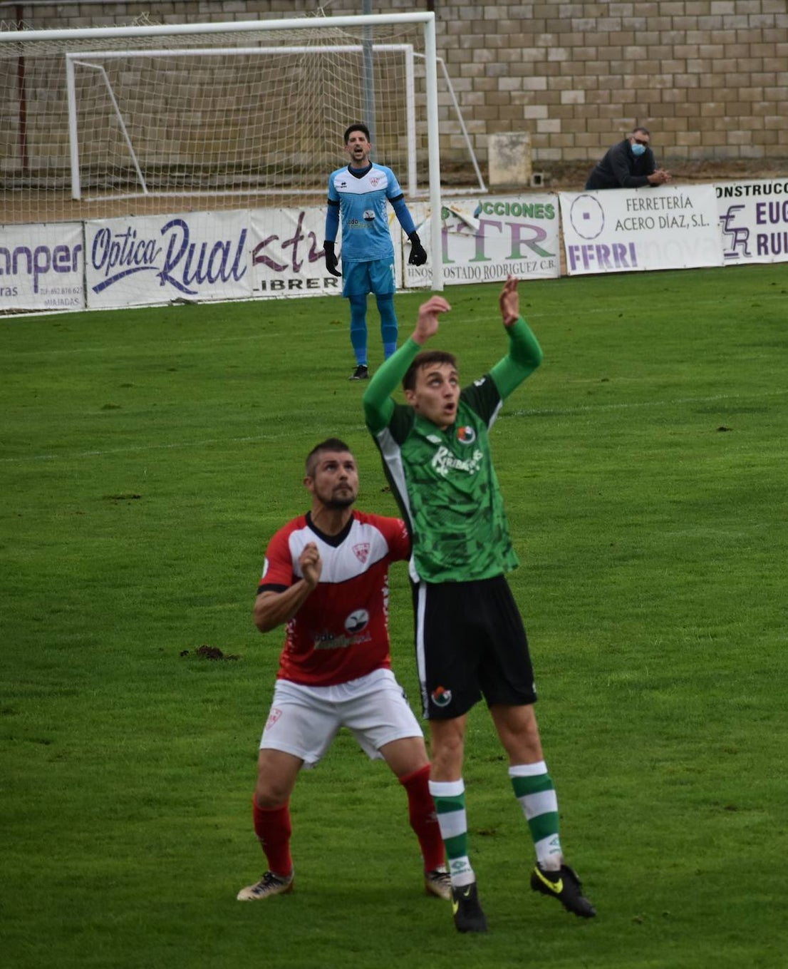 El encuentro entre el Miajadas y el Cacereño se saldó con una repartición de puntos como resultado de un 1-1 en el que los locales plantaron cara a uno de los huesos más duros de la competición. 