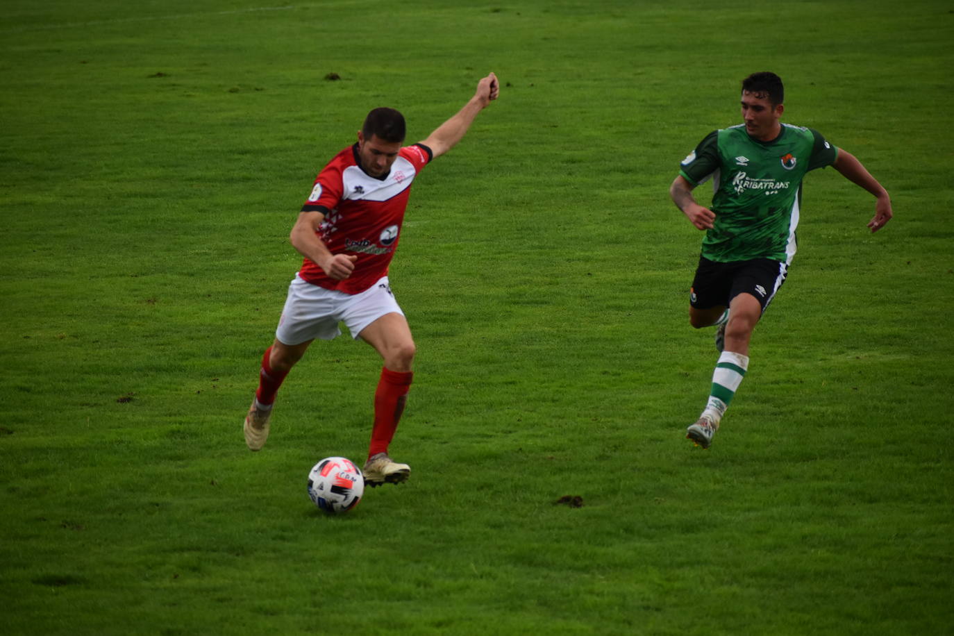 El encuentro entre el Miajadas y el Cacereño se saldó con una repartición de puntos como resultado de un 1-1 en el que los locales plantaron cara a uno de los huesos más duros de la competición. 