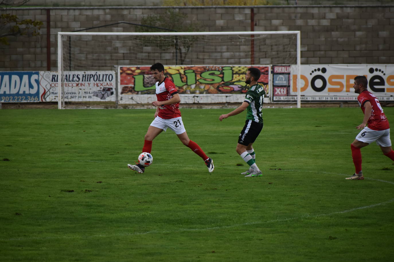 El encuentro entre el Miajadas y el Cacereño se saldó con una repartición de puntos como resultado de un 1-1 en el que los locales plantaron cara a uno de los huesos más duros de la competición. 