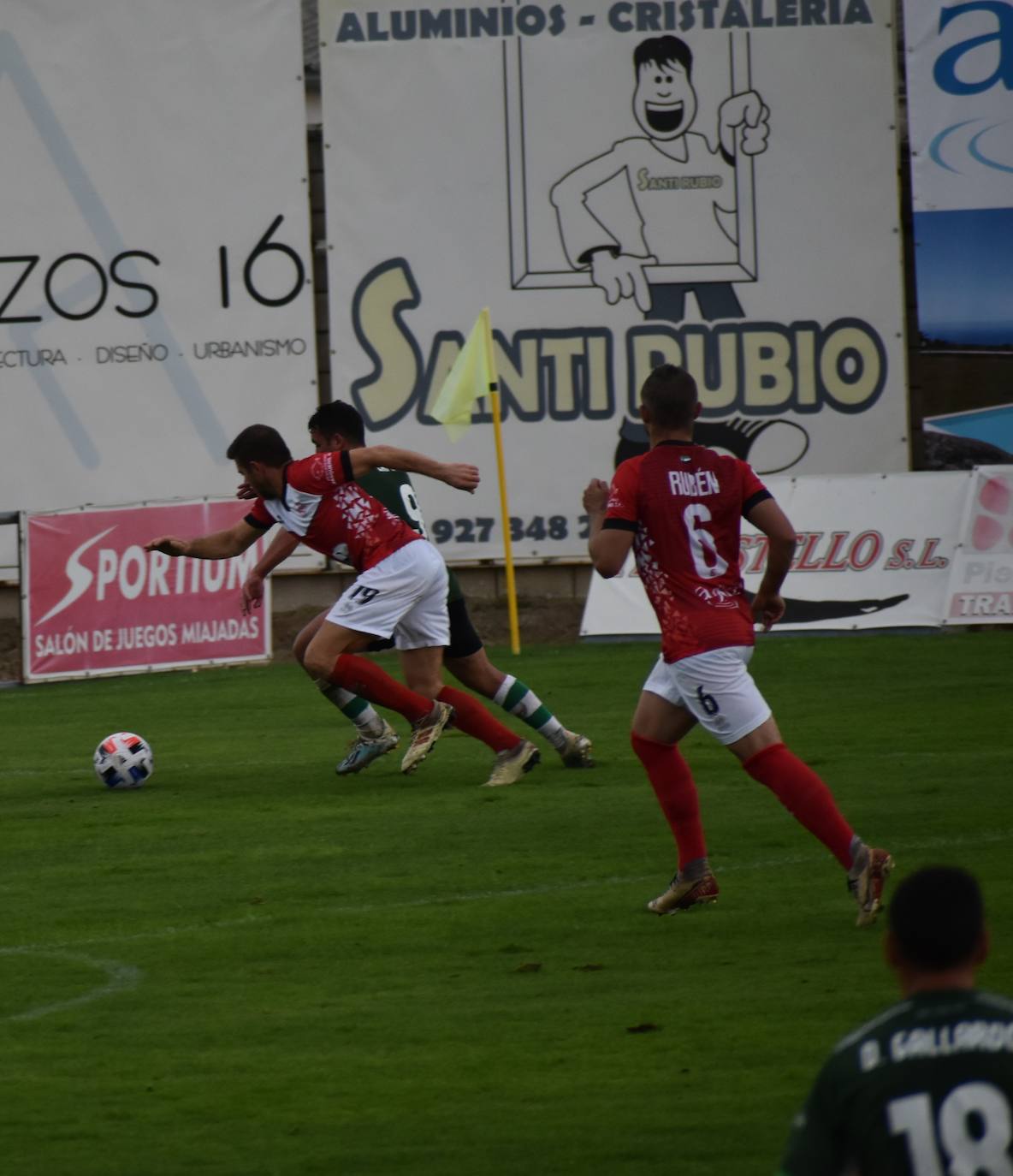 El encuentro entre el Miajadas y el Cacereño se saldó con una repartición de puntos como resultado de un 1-1 en el que los locales plantaron cara a uno de los huesos más duros de la competición. 