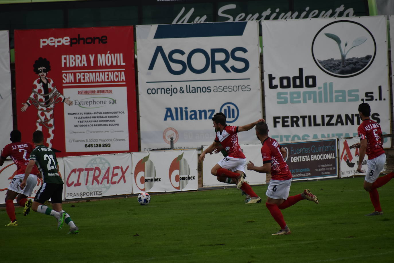 El encuentro entre el Miajadas y el Cacereño se saldó con una repartición de puntos como resultado de un 1-1 en el que los locales plantaron cara a uno de los huesos más duros de la competición. 