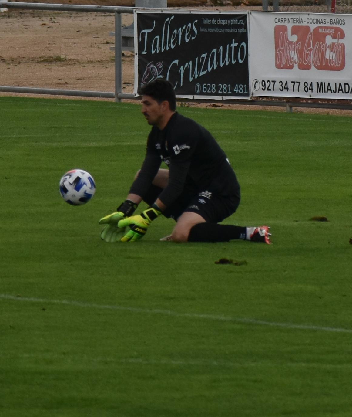 El encuentro entre el Miajadas y el Cacereño se saldó con una repartición de puntos como resultado de un 1-1 en el que los locales plantaron cara a uno de los huesos más duros de la competición. 