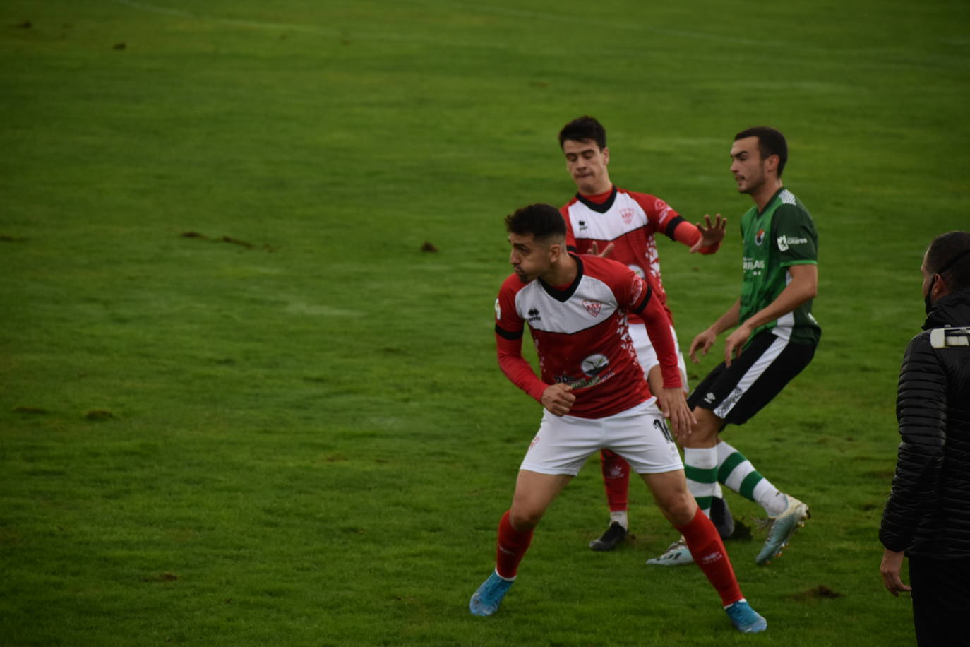 El encuentro entre el Miajadas y el Cacereño se saldó con una repartición de puntos como resultado de un 1-1 en el que los locales plantaron cara a uno de los huesos más duros de la competición. 