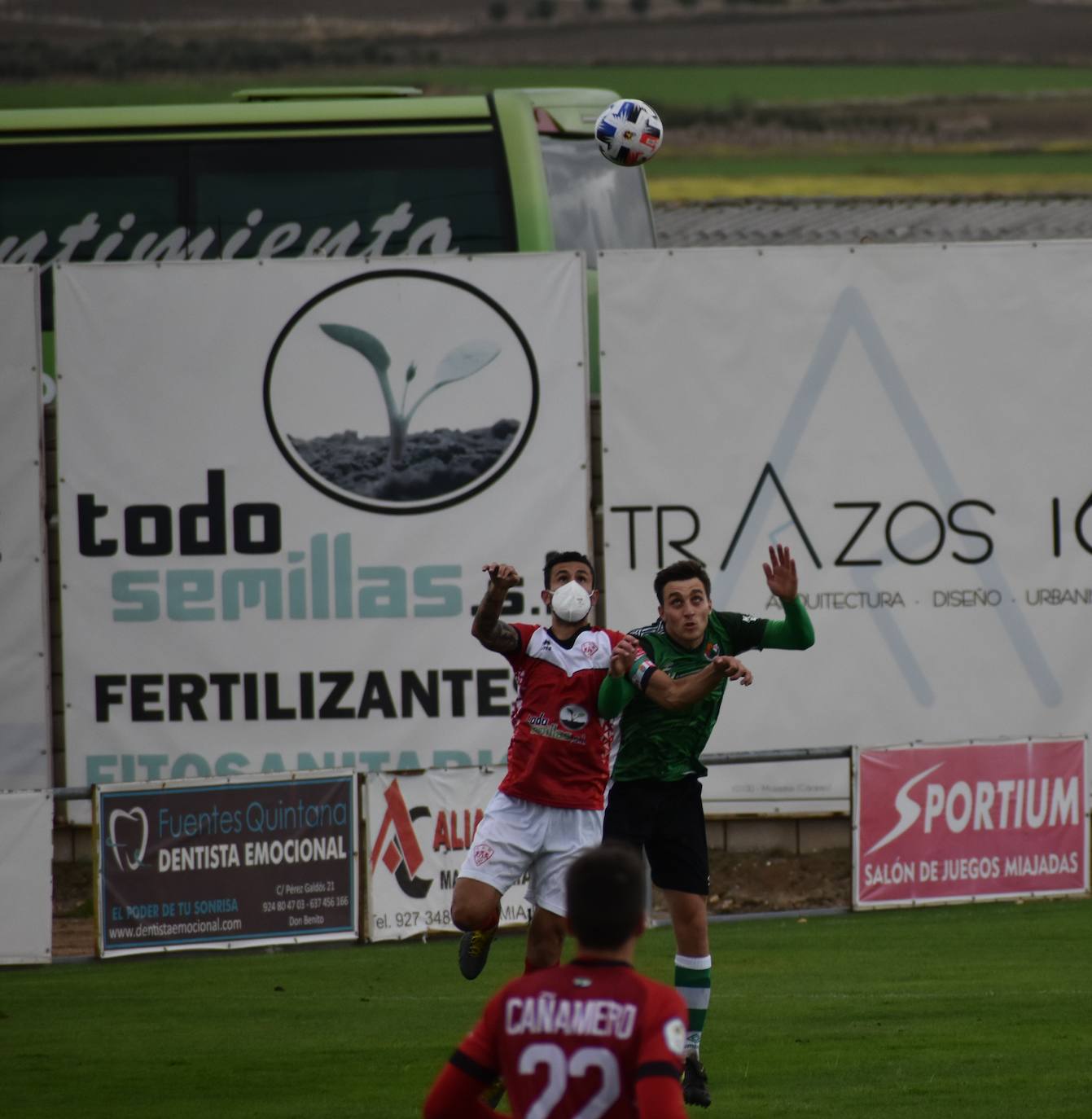 El encuentro entre el Miajadas y el Cacereño se saldó con una repartición de puntos como resultado de un 1-1 en el que los locales plantaron cara a uno de los huesos más duros de la competición. 