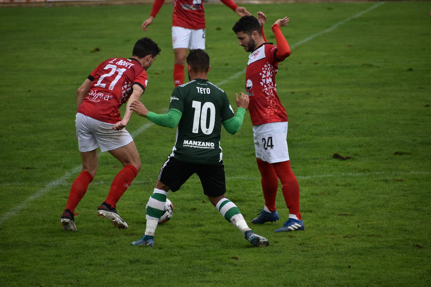 El encuentro entre el Miajadas y el Cacereño se saldó con una repartición de puntos como resultado de un 1-1 en el que los locales plantaron cara a uno de los huesos más duros de la competición. 