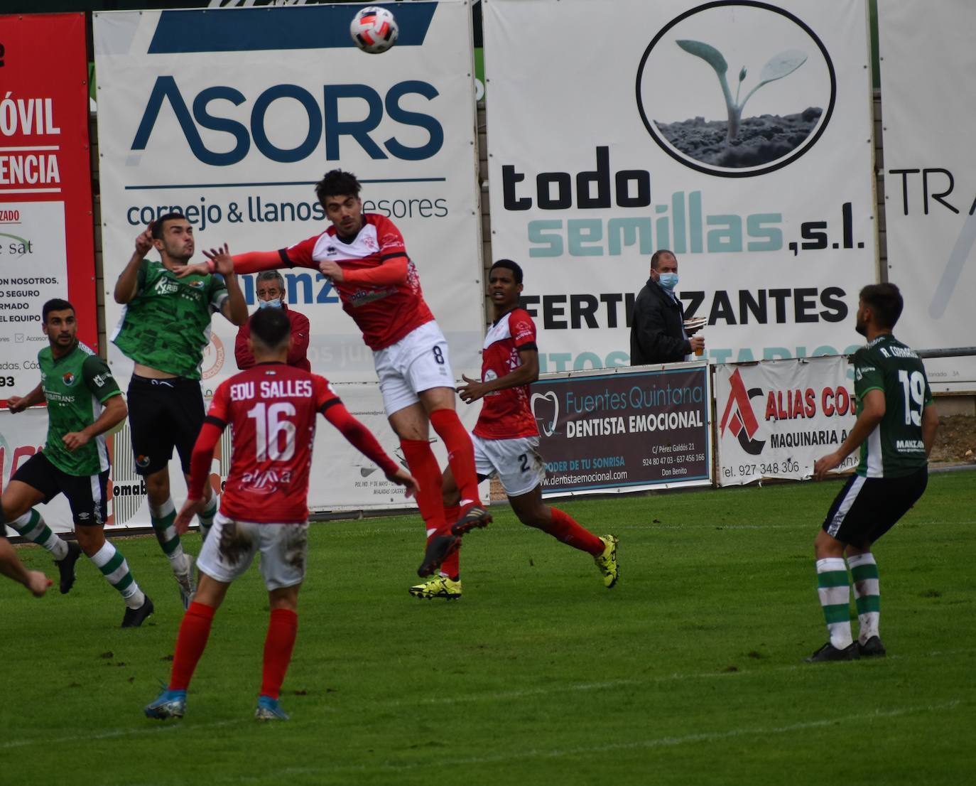 El encuentro entre el Miajadas y el Cacereño se saldó con una repartición de puntos como resultado de un 1-1 en el que los locales plantaron cara a uno de los huesos más duros de la competición. 