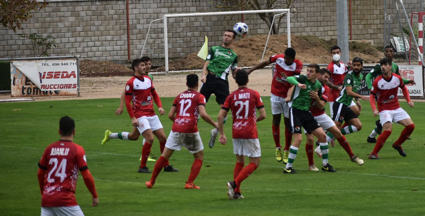 El encuentro entre el Miajadas y el Cacereño se saldó con una repartición de puntos como resultado de un 1-1 en el que los locales plantaron cara a uno de los huesos más duros de la competición. 